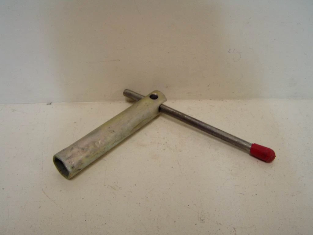 Ключ свечной 21 мм (усиленный, с ручкой)